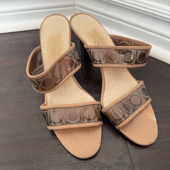 Vintage Salvatore Ferragamo Women's Tan  kitten Heel Sandals 9.5 y2k vacation - Picture 3 of 5